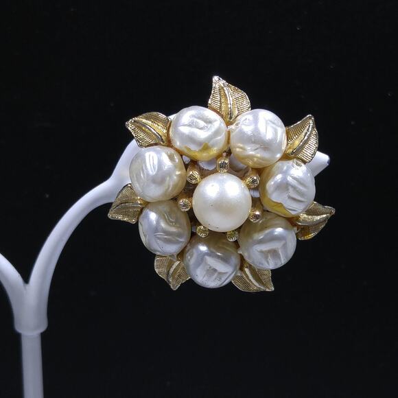Vintage 1960s Coro Faux Pearl Floral Clip Earrings, Gold Plated - Picture 4 of 10